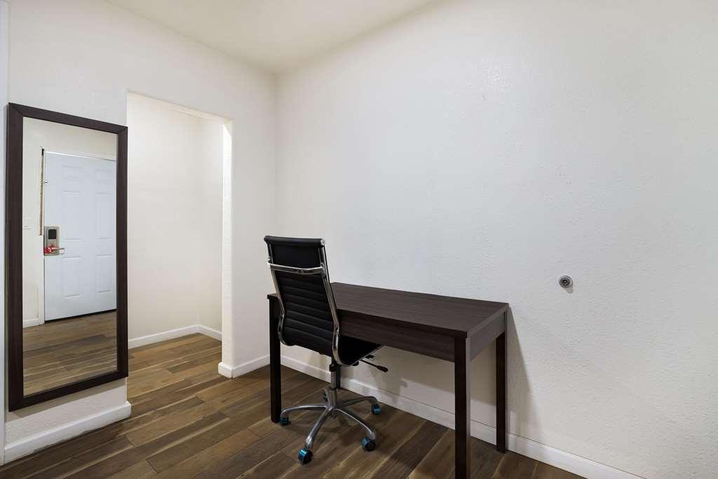 Econo Lodge Needles Room photo
